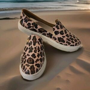 Vince Camuto Slip-on leopard   Size 9. Washable
